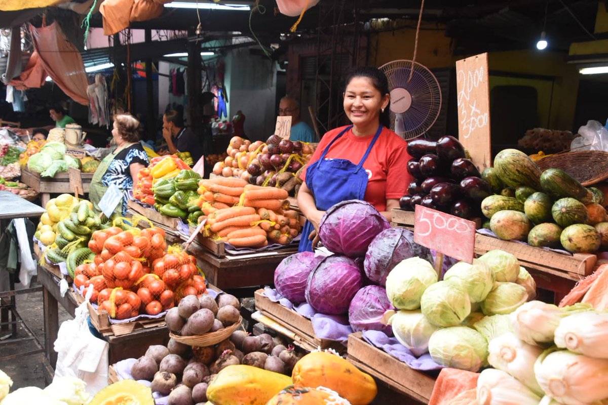 AnaNoeliaG's tweet photo. #ImpactoNacional por @rnpy920am 
🗣️Juan Villalba, director del Mercado Municipal Nº 4, destacó la gran afluencia de compradores en el lugar y que recibieron más 100.000 personas durante el pasado fin de semana #AM920 #MovimientoComercial https://t.co/njwkjIkuyw