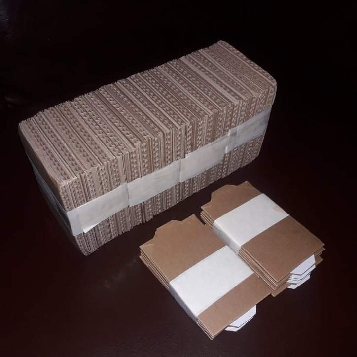 bloomseong's tweet photo. ready na for packing, paper tape na lang kulang grrrr thank you so much, @thisbymochi !!! super sturdy talaga ng cardboard pads niyo. will try this kraft toploader naman to reduce plastic materials β₯οΈ #tbm_feedbacks https://t.co/Z2aEicWQrd