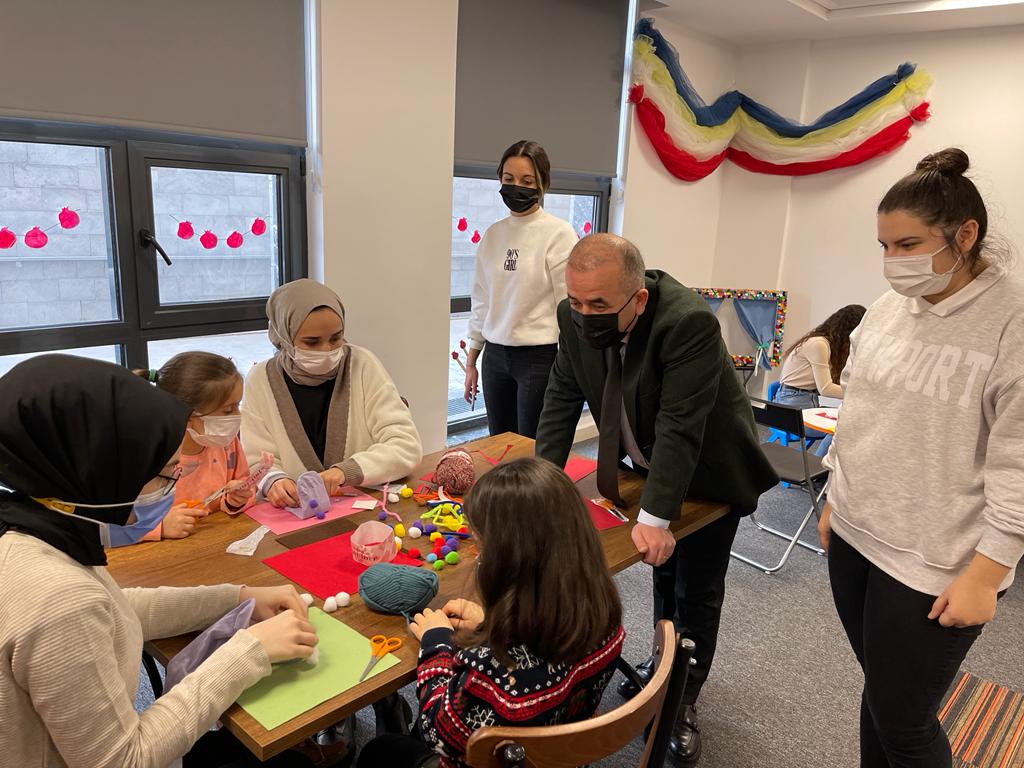 tcgaziosmanpasa's tweet photo. Kaymakamlığımız  himayelerinde Hükümet Konağı içerisinde hayata geçirilen BEYAZ EV 'in ilk konukları Büyükfuatpaşa İlkokulu öğrencileri ve velileri oldu.İlk faaliyette çocuklarımızı ve annelerini Kaymakamımız Sn.Numan Hatipoğlu yalnız bırakmadı. https://t.co/IvxUzRbqzY