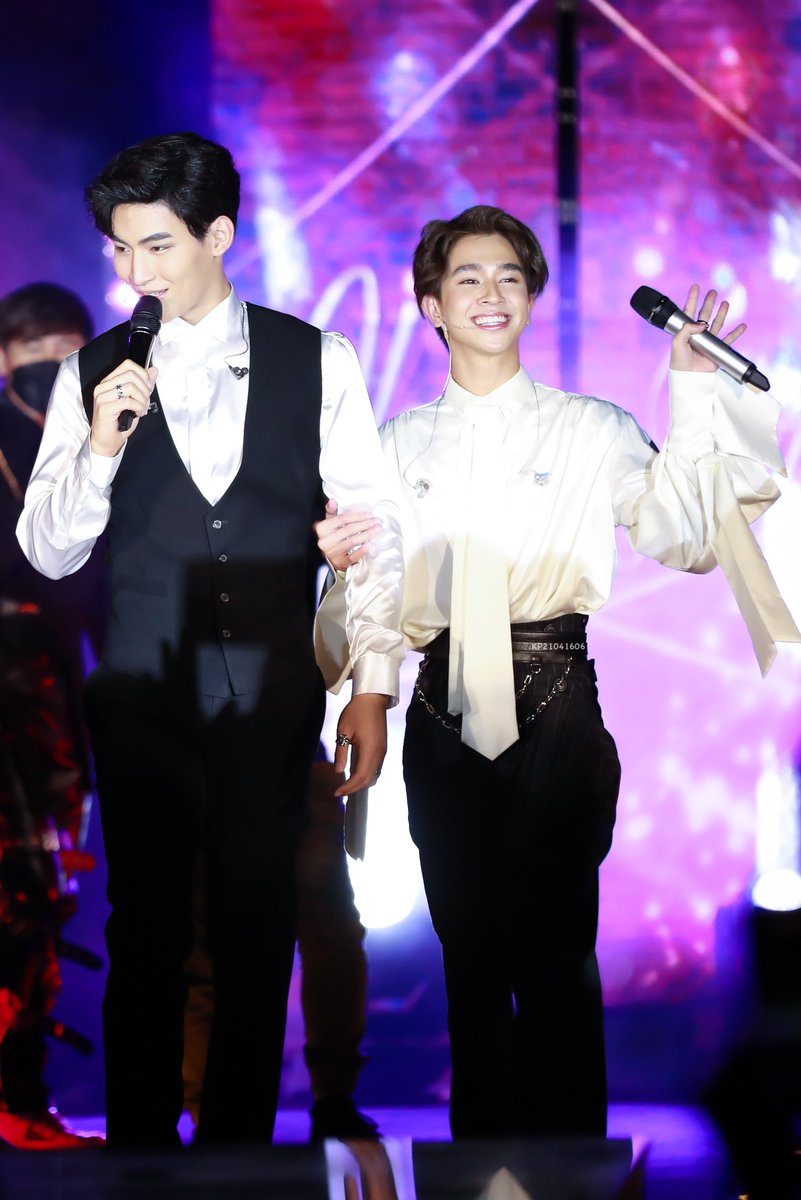 kp21041606's tweet photo. ฟิวส์เหมือนเดินไปตัดเค้กสูง9ชั้น 🌝

#เจ้าแก้มก้อน #โอห์มไง #Fluke_Natouch #Ohmthitiwat #OhmFlukeParty2021 https://t.co/a6DDN8psiM