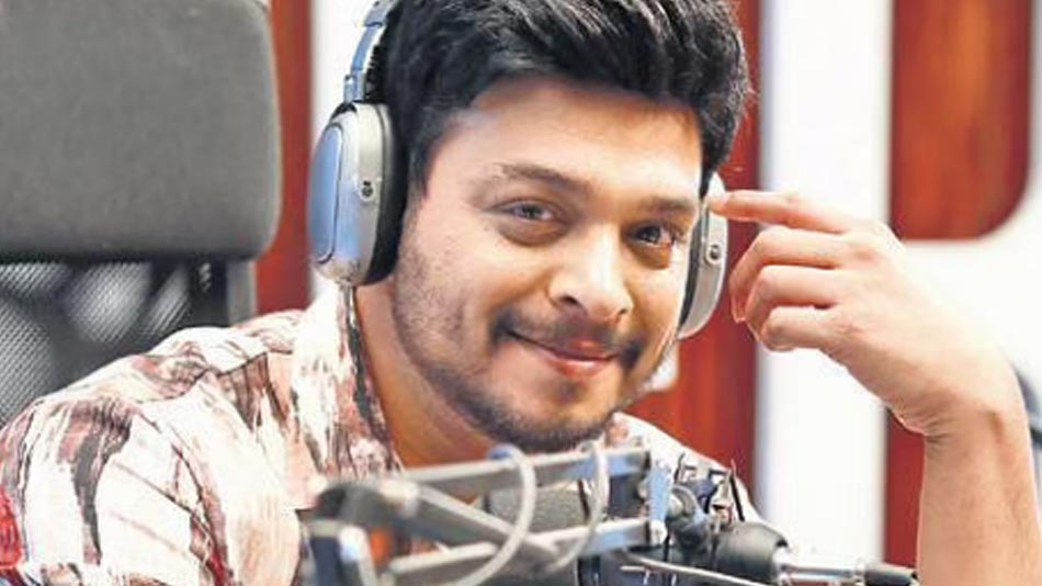 chitraloka's tweet photo. ಹೀರೋ ಶ್ರೀನಿ ಮತ್ತೆ ಆರ್ಜೆ.. ಅಲ್ಲ ಹೀರೋ..
https://t.co/b9HWEJn6HP
#Chitraloka #RJSrini https://t.co/PrKJLwIEW6