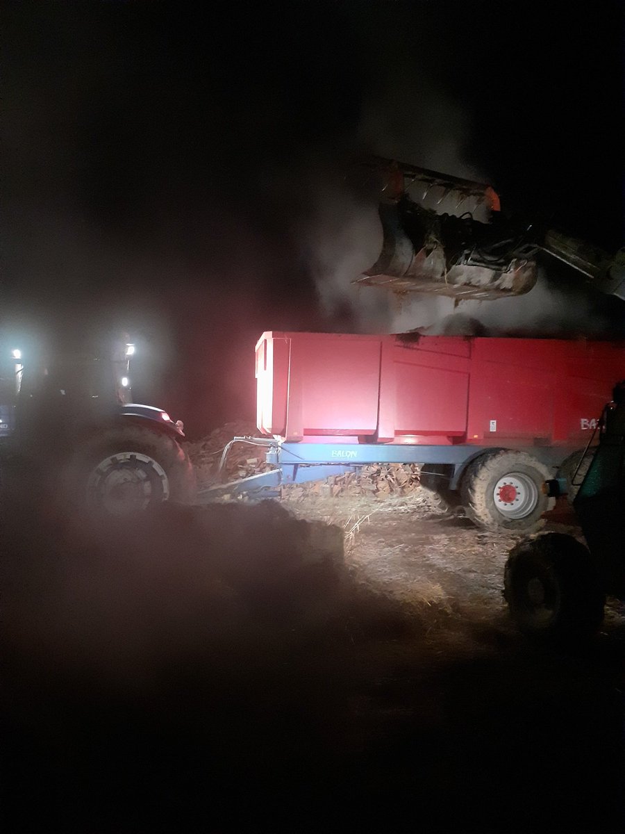 Noizet19's tweet photo. Ça réchauffe.. et ça parfume . 😉
Allez direction le champ pour ce fumier qui nourrira mon maïs grain 2023 ! Merci les filles, vous avez bien travaillé 🐂🐂👍#polyculturelevage #agridurable https://t.co/mU3fWNbWXb