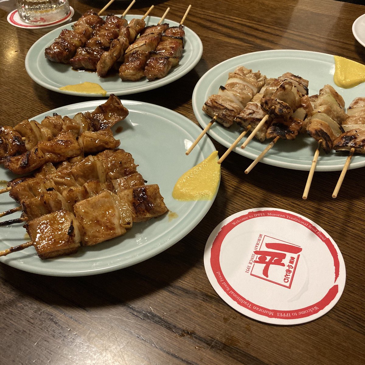 muco842's tweet photo. ラジオ収録前に@grafftensuzuki さんと@Akinorider さんと一平に焼き鳥を食べに行って
あまりにも楽しく、会話が盛り上がり過ぎて時間が押しすぎ
その日、ラジオ収録ができなかった日があります。笑
その時の焼き鳥がこちら💁🏻‍♂️
#室蘭
#室蘭焼き鳥
#一平 https://t.co/IT9Hzy3M9Z