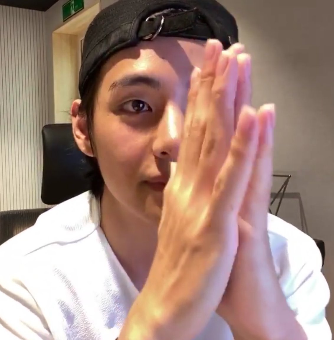 vsnowth's tweet photo. One slap from taehyung and you will start studying instead of scrolling twt https://t.co/3yZLygZmUt