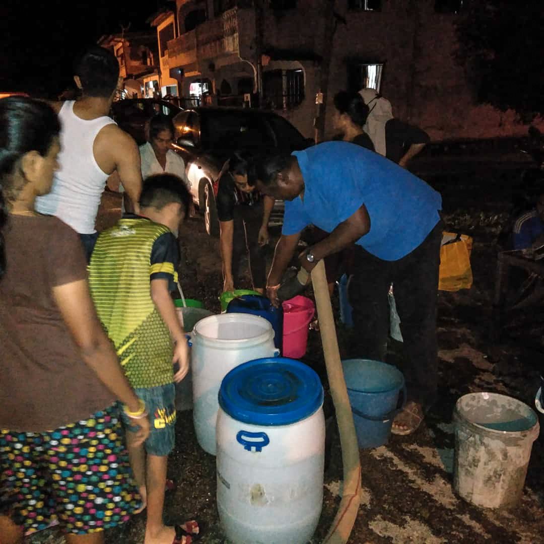 CCCECRL's tweet photo. Understanding the flood victims need clean, freshwater for drinking and cooking, we brought our water-filled trucks from Bentong to Taman Karak Indah, Taman Bunga Raya & Balai Bomba until the wee hours of the morning. #CCCECRL will do our best to help those in need. https://t.co/IlEeZEEzLQ