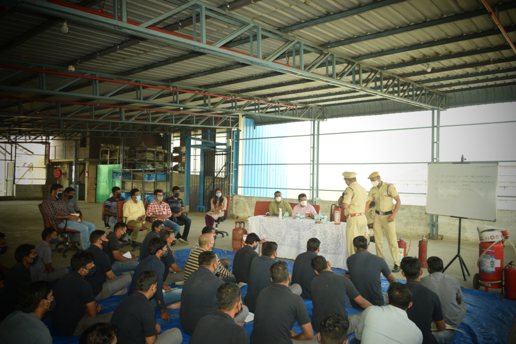 DamanFire's tweet photo. Fire department had conduct Basic Fire Safety Awareness Training program/ Demonstration at  M/s. Mullackal Polymers Pvt. Ltd., Kachigam, Nani Daman on 17/12/2021 to create awareness in case of any emergency at the time of fire incident amongst Industrial Worker/staff. https://t.co/VFrLyIXVni