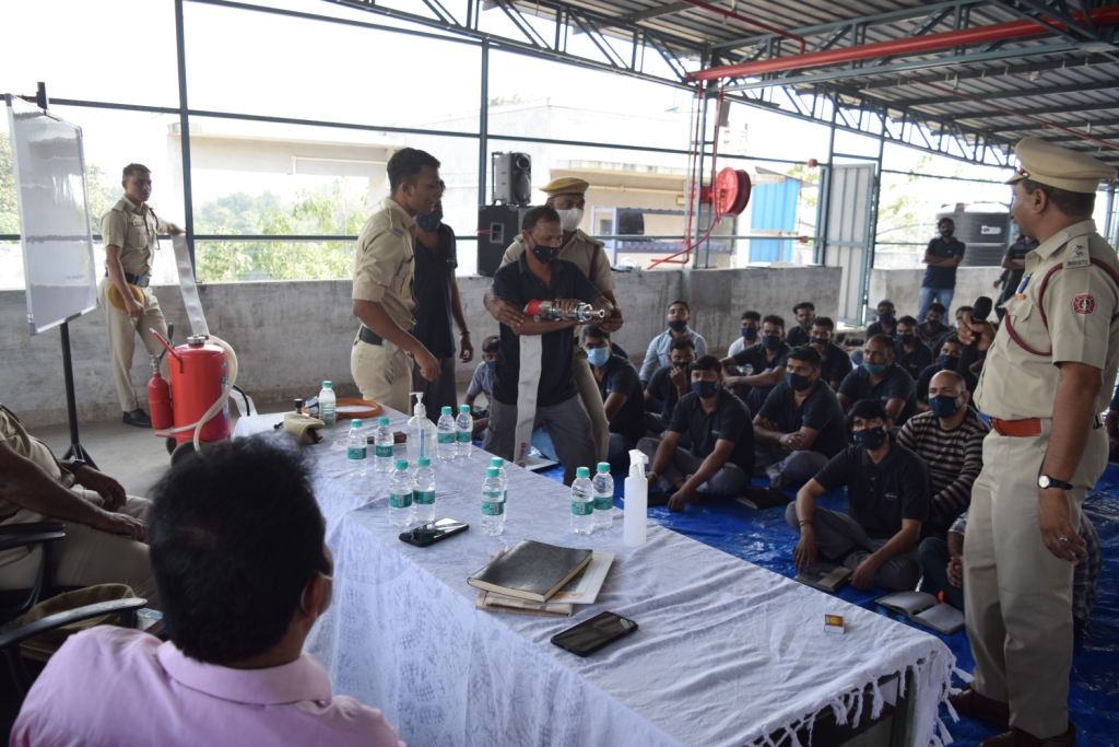 DamanFire's tweet photo. Fire department had conduct Basic Fire Safety Awareness Training program/ Demonstration at  M/s. Mullackal Polymers Pvt. Ltd., Kachigam, Nani Daman on 17/12/2021 to create awareness in case of any emergency at the time of fire incident amongst Industrial Worker/staff. https://t.co/VFrLyIXVni
