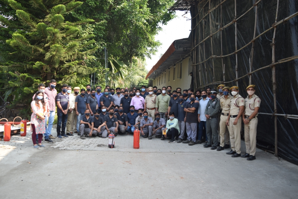 DamanFire's tweet photo. Fire department had conduct Basic Fire Safety Awareness Training program/ Demonstration at  M/s. Mullackal Polymers Pvt. Ltd., Kachigam, Nani Daman on 17/12/2021 to create awareness in case of any emergency at the time of fire incident amongst Industrial Worker/staff. https://t.co/VFrLyIXVni