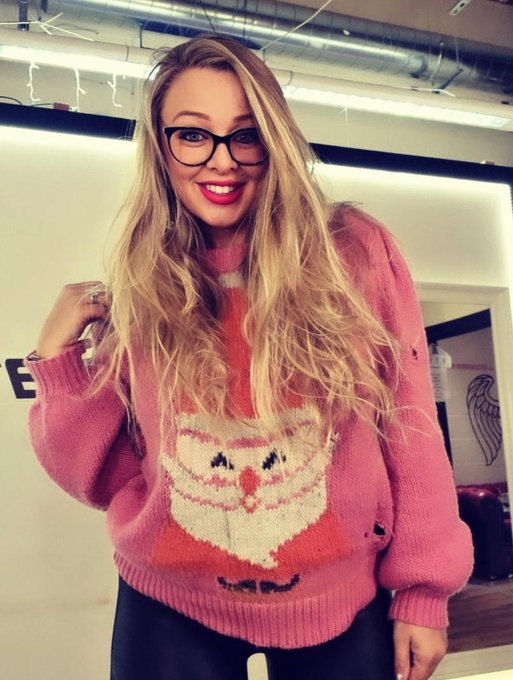 what goes 'Oh Oh Oh' ? ...   Santa walking backwards 🤣  .. luckily my sex chat is much better than my<a href="/tag/4thjuly"class="tags"><span>#4thjuly</span></a>