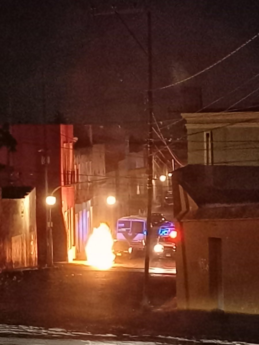 mari_sam's tweet photo. Objeto incendiándose 20 oriente y 14 norte, a una calle de la Cruz Roja.
@laredcincoradio #ProtecciónCivil @JCarlos_Valerio @BOMBEROSPUEBLA https://t.co/rb3Ts8p6er