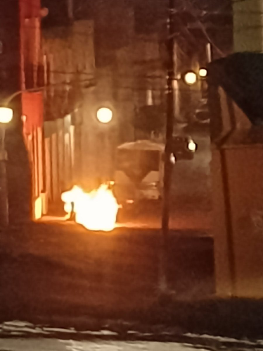 mari_sam's tweet photo. Objeto incendiándose 20 oriente y 14 norte, a una calle de la Cruz Roja.
@laredcincoradio #ProtecciónCivil @JCarlos_Valerio @BOMBEROSPUEBLA https://t.co/rb3Ts8p6er