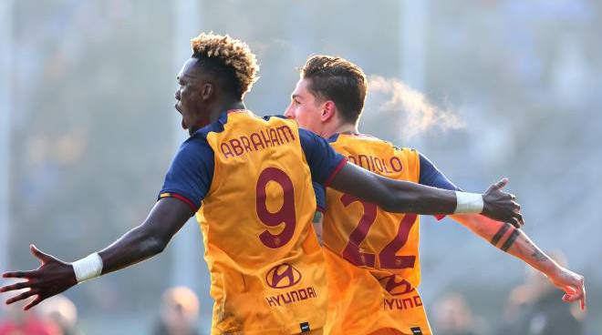 RomaTalkRadio's tweet photo. 🔜 Prossima partita
⚽️ Diciannovesima giornata di #SerieA
🆚️ #Sampdoria
🗓 Mercoledì 22 dicembre 2021
🏟 #StadioOlimpicoRoma
📺 #DAZN
⏰ 18:30

#ForzaRoma

#ASRoma #RomaSampdoria https://t.co/1Mw9uEecyk