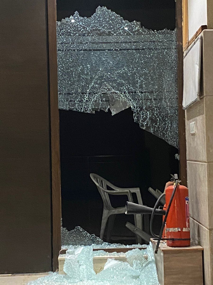 कल रात Cleo County सेक्टर 121 नोएडा में चोर मंदिर का शीशा तोड़ दानपेटी चुरा ले गए ।
कई दिनों से यहां छोटे बच्चों के साथ मार पीट और लूट हो रही थी पर <a href="/noidapolice/">POLICE COMMISSIONERATE GAUTAM BUDDH NAGAR</a> ने internal matter बता कर गंभीरता से नहीं लिया जिसका नतीजा हमारे सामने है ।
आज हम हजारों रेजिडेंट्स खतरे में हैं ।