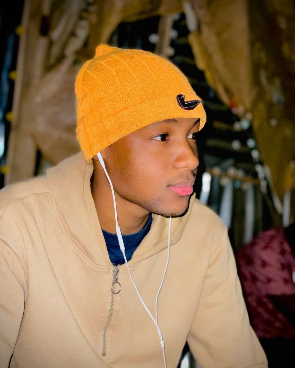 La première règle de la réussite, ne jamais remettre au lendemain l'exécution d'un travail.........
Soit A= un succès dans la vie. Alors A = X + Y +Z …. X = travailler. Y = s’amuser. Z= se taire.......... <a href="/AlbertEinstein/">Albert Einstein</a> 💪💪💪🍂