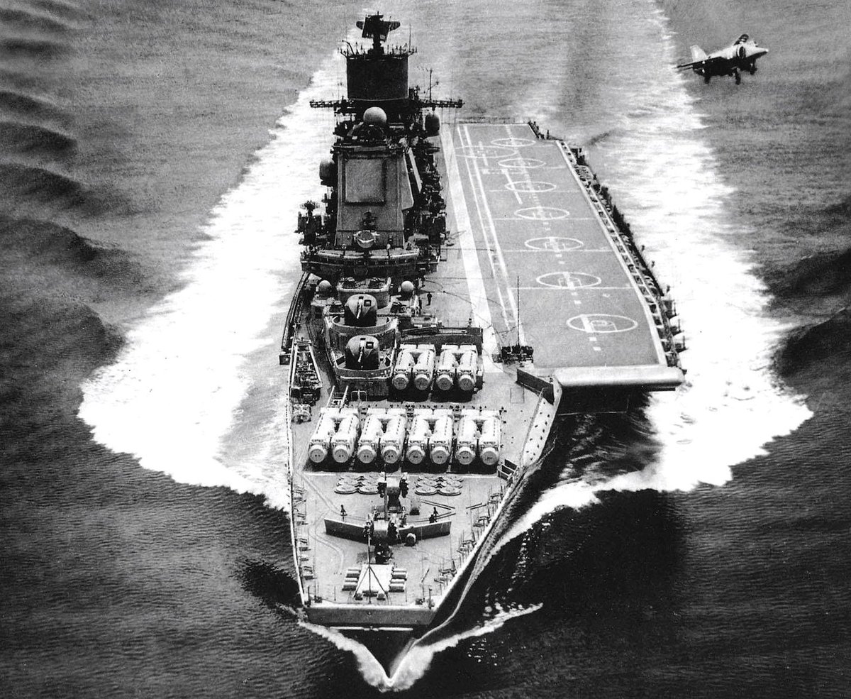 DnKornev's tweet photo. Just a nice pic (homemade retouching)
Baku aircraft carrier and Yak-38 FORGER https://t.co/DgBa7jMOz2