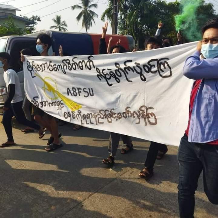 b3rry_y's tweet photo. Students Union and community-based General Strike Committee joined today as an anti-military dictatorship rally in Yangon.

#HelpMyanmarIDPs #Dec22Coup
#WhatsHappeningInMyanmar https://t.co/iS7iqUwSmP