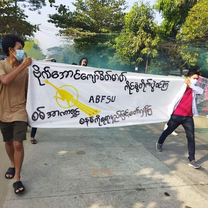 b3rry_y's tweet photo. Students Union and community-based General Strike Committee joined today as an anti-military dictatorship rally in Yangon.

#HelpMyanmarIDPs #Dec22Coup
#WhatsHappeningInMyanmar https://t.co/iS7iqUwSmP