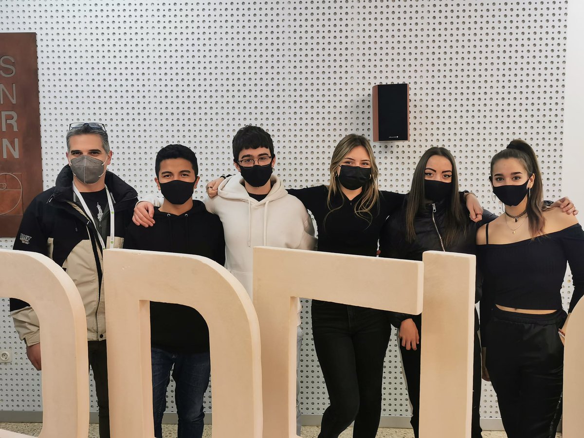 Ahir, aquest equip d'Activitats Comercials va participar a la #MakerFest2021. Una  experiència que va durar gairebé 9h i en la que van participar escoles de FP de tot Catalunya. Vam aprendre a innovar, dissenyar i prototipar nous productes, serveis i processos. <a href="/impulsfp/">ImpulsFP 💡</a>