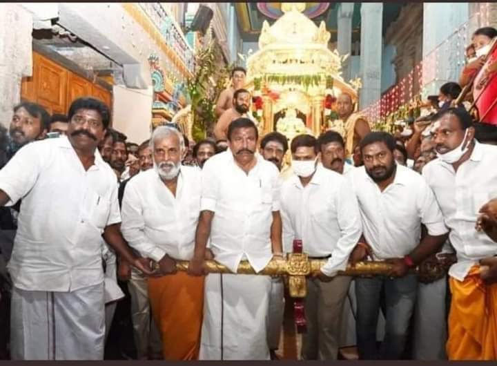 Veeraboominath1's tweet photo. பார்ப்பனரையும் பாம்பையும் கன்டால் பாம்பை விட்டு விட்டு #பார்ப்பனரை அடி என்று வார்த்தை ஜாலம் காட்டினாலும் அதே பார்ப்பனரை பல்லாக்கில உக்கார வைத்து இழுத்து வருவதும் பலே பலே👌👌😂😂 #நாத்திகம் 
#DKV_40ITwing https://t.co/qt9pedpudV