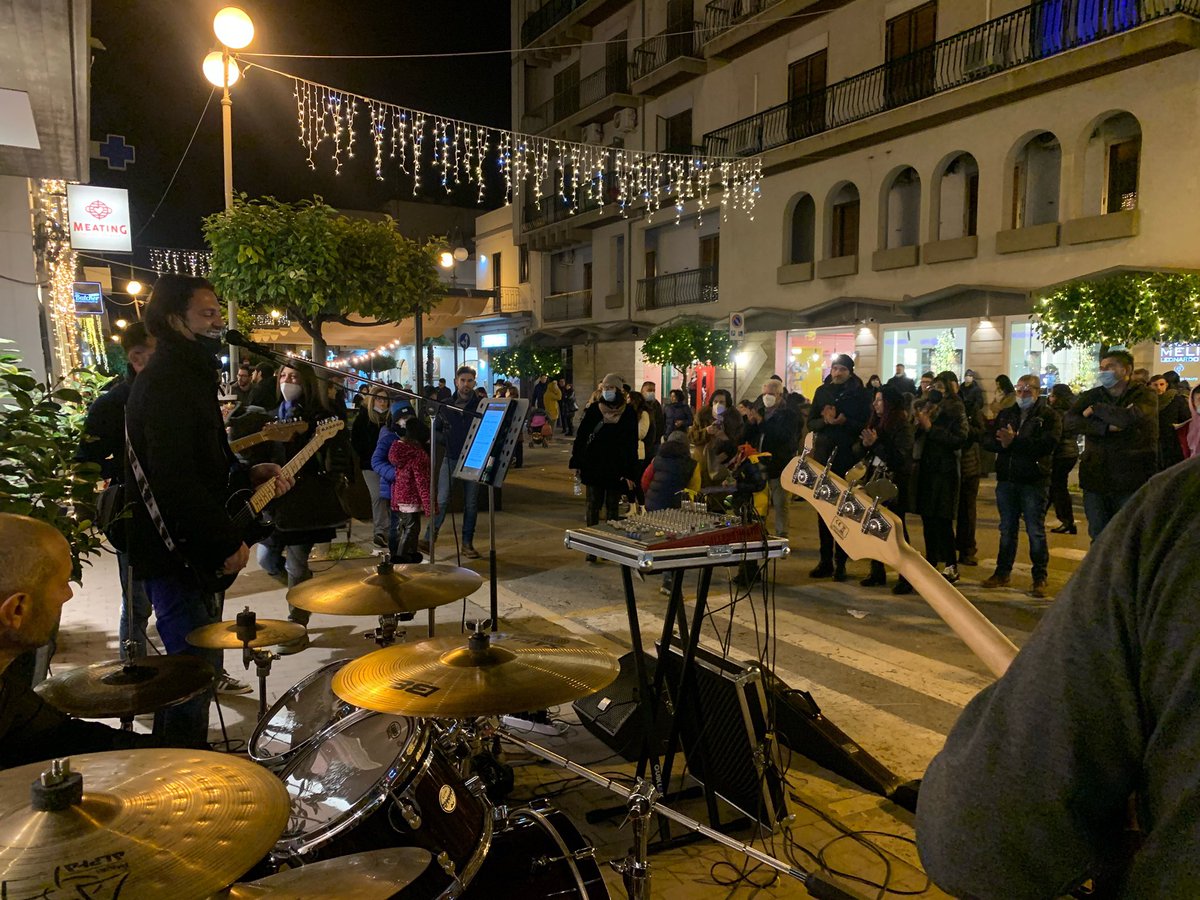 LiveTkm's tweet photo. #tabskillersmachine #tkm #sudoccidentalesicula #livetour2021 #comiso #vialedellaresistenza #natalealviale #ragusa #sicilia #19DICEMBRE2021 #live #rock #band #enjoy #thankyouall❤️ #happyxmas2020💞🥂 https://t.co/nzFqz3v4jY