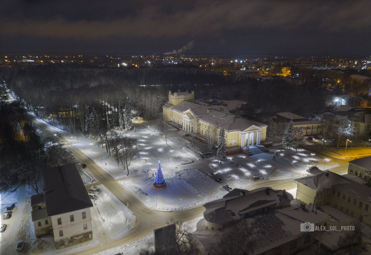 Новогоднее убранство реконструированной площади в #Вичуга 

Композитный снимок сложено из 8 кадров. Снято на dji mavic pro. #Ивановскаяобласть