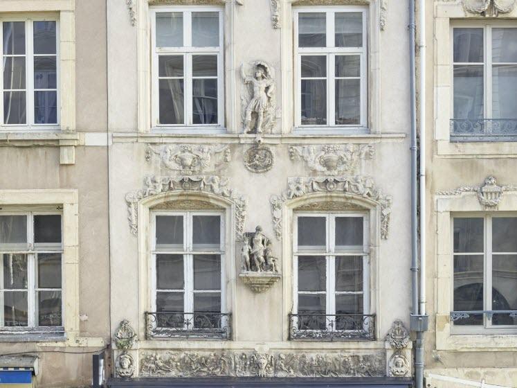 LEstRep54's tweet photo. ❓ Impossible de ne pas remarquer cette façade travaillée, #RueDesDoms, à #Nancy. Mais pourquoi a-t-elle été aussi joliment ouvragée ? La réponse est dans notre rubrique quotidienne le #SavezVous du jour. 👇 https://t.co/xUOQo2i2Mt https://t.co/46E7iYOPUD