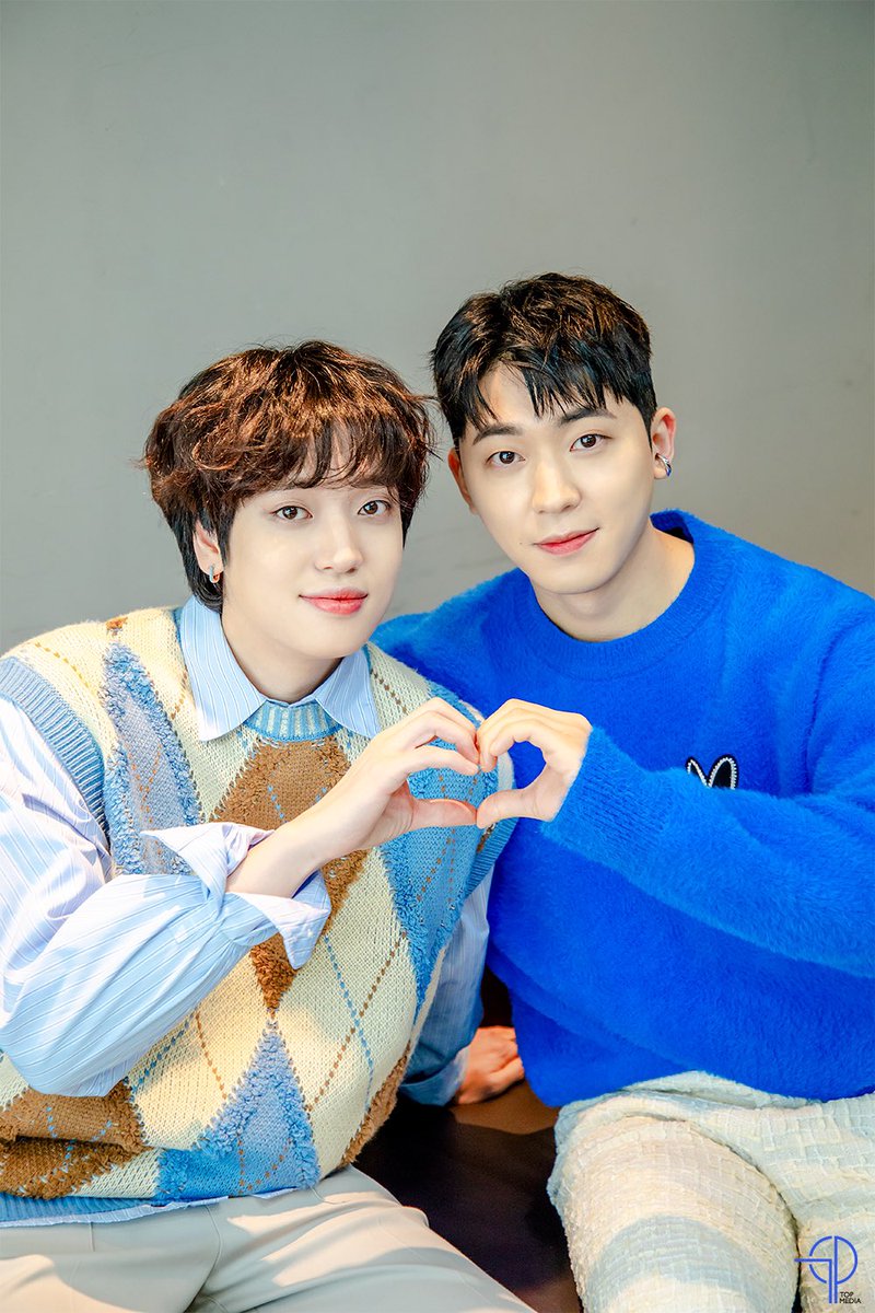 TOPmedia_Kr's tweet photo. [#포스트][틴탑&amp;업텐션] 2021년 연말 가장 핫한 맛집! 음색 맛집 소개

💜💛 https://t.co/KgG2go33gw

#티오피보이스 #TOP_VOICE 
#니엘 #NIEL #창조 #CHANGJO #환희 #HWANHEE #틴탑 #TEENTOP #업텐션 #UP10TION #Suddenly https://t.co/SpI11LomJV