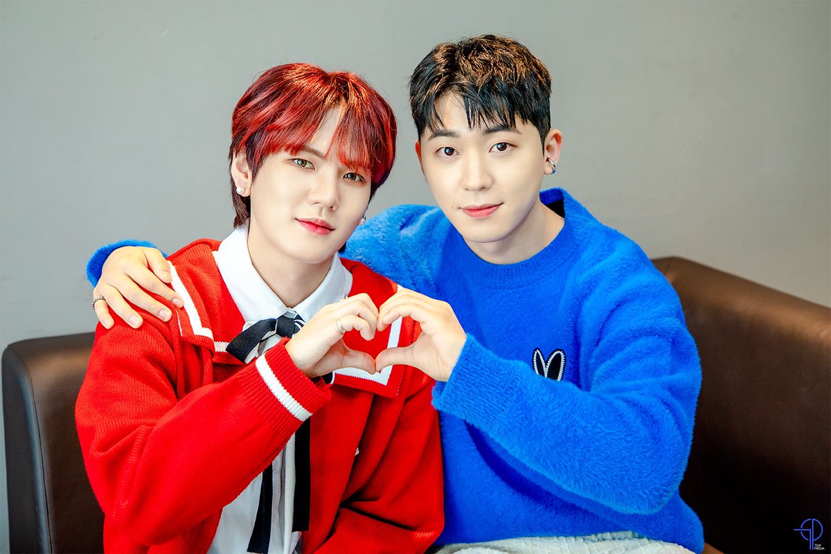 TOPmedia_Kr's tweet photo. [#포스트][틴탑&amp;업텐션] 2021년 연말 가장 핫한 맛집! 음색 맛집 소개

💜💛 https://t.co/KgG2go33gw

#티오피보이스 #TOP_VOICE 
#니엘 #NIEL #창조 #CHANGJO #환희 #HWANHEE #틴탑 #TEENTOP #업텐션 #UP10TION #Suddenly https://t.co/SpI11LomJV