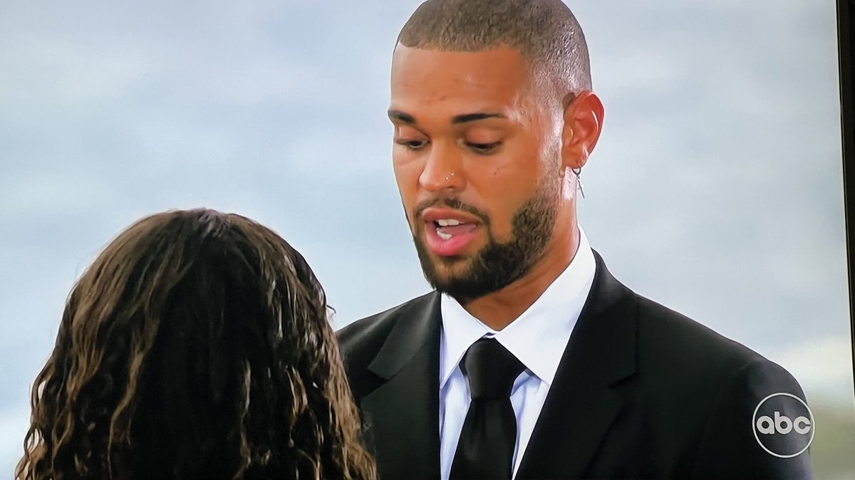 BachelorHotTake's tweet photo. Nah this ain’t it… I’d rather hear the loud ass ocean than him talk. #BacheloretteFinale https://t.co/cPkwDMTJgr