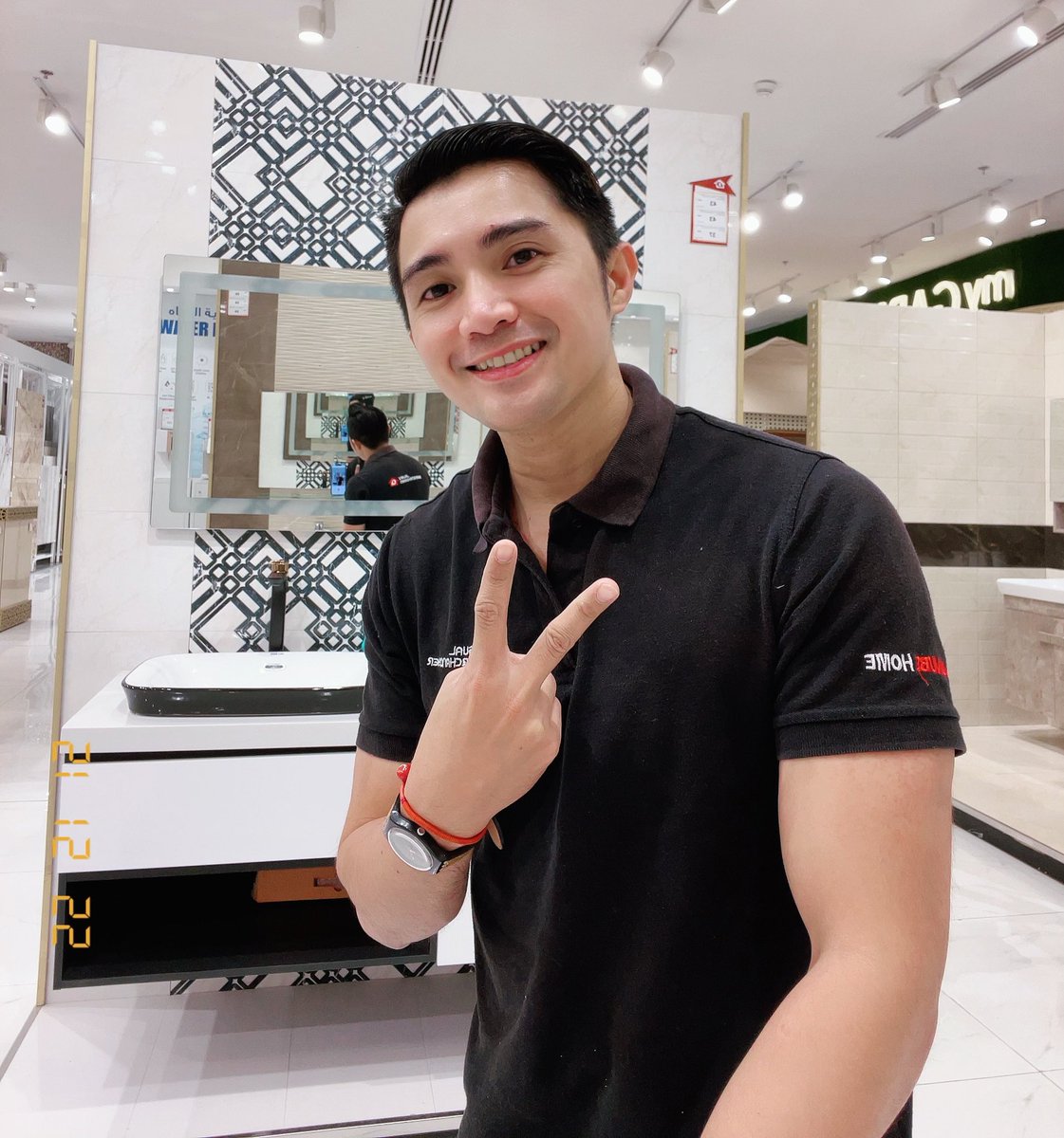 ianrobles_'s tweet photo. Smiling is definitely one of the best beauty remedies. If you have a good sense of humor and a good approach to life, that’s beautiful... Have a good day world.❤️💚✌🏻👊 https://t.co/U8rPLHWRRP