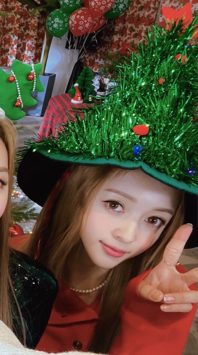 OYSLOOKS's tweet photo. Christmas Carol Medley Behind 3 #YOONA cut https://t.co/TVprpa2Fzk