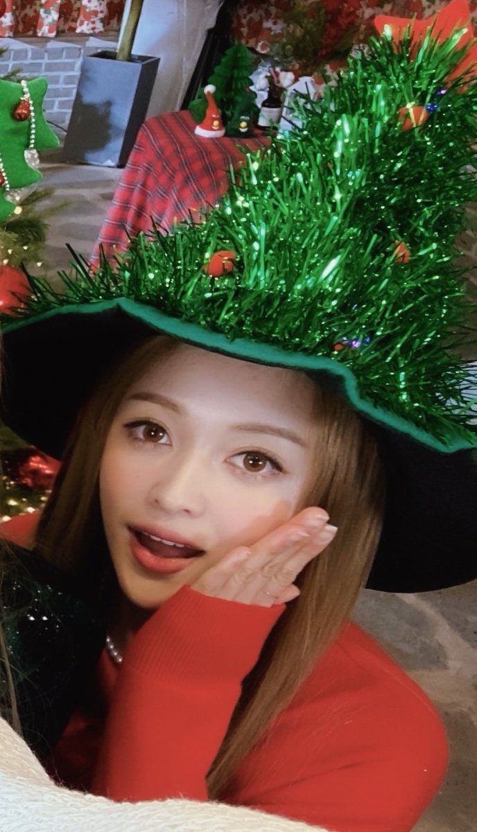 OYSLOOKS's tweet photo. Christmas Carol Medley Behind 3 #YOONA cut https://t.co/TVprpa2Fzk