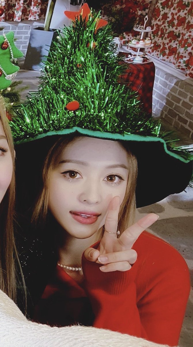 OYSLOOKS's tweet photo. Christmas Carol Medley Behind 3 #YOONA cut https://t.co/TVprpa2Fzk