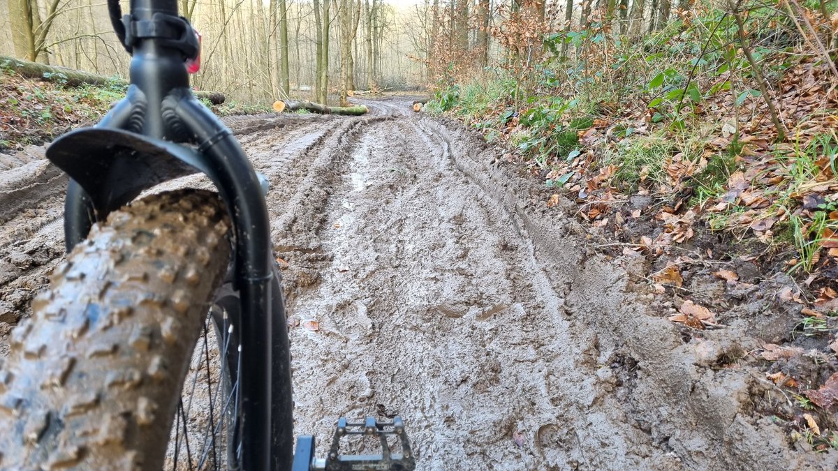 LeikKiel's tweet photo. Muni im #Winter bedeutet auch oft #Schlamm und #Matsch.... manchmal sogar sehr viel davon. 🤷
#einrad #unicyle #einradfahren #unicycling #muni #municyclelife #municycling #municyle #onewheelisenough https://t.co/iVBXA16RhZ