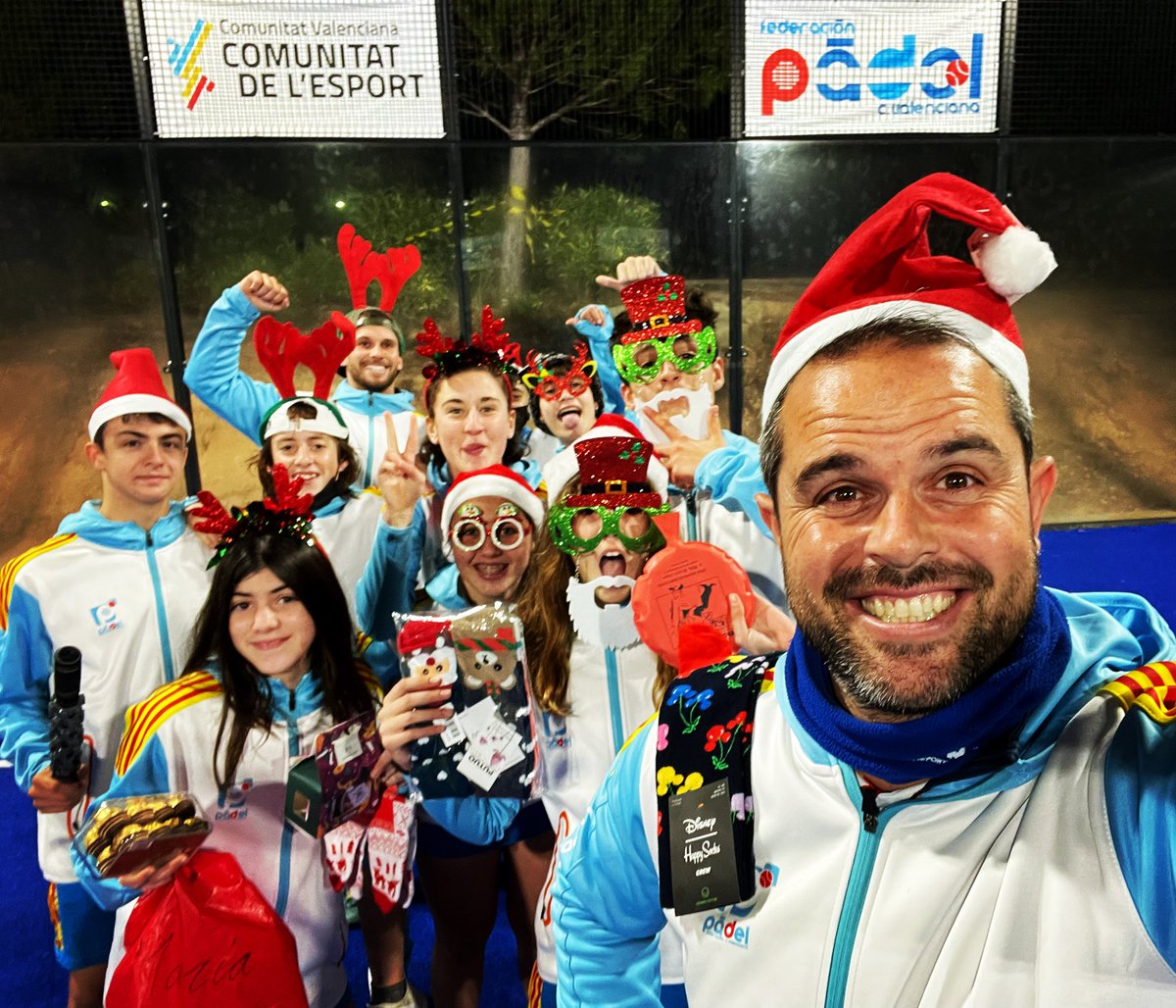 soyjavisanchez's tweet photo. Con estos FENÓMENOS os deseamos una Feliz Navidad a todos.
#padel
#cecheste
#pedcheste
@centroresidenc1
@PadelCV
@comunitatesport https://t.co/z3Nc4au0l1