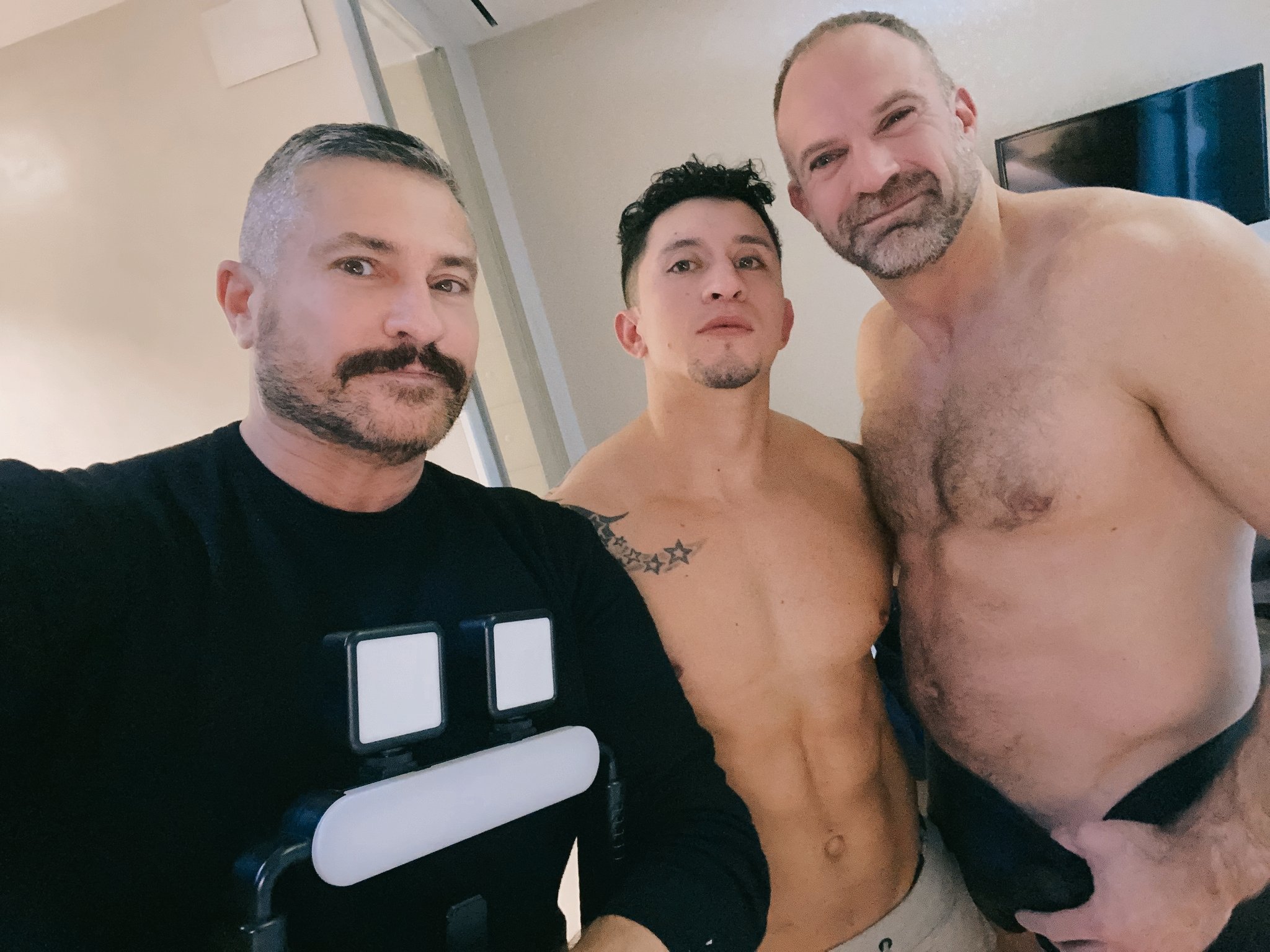 Muy pronto esta gran escena con el papi más sexy @D_Dan1978XXX bajo la dirección de @MachoJim 
@bulge_gay