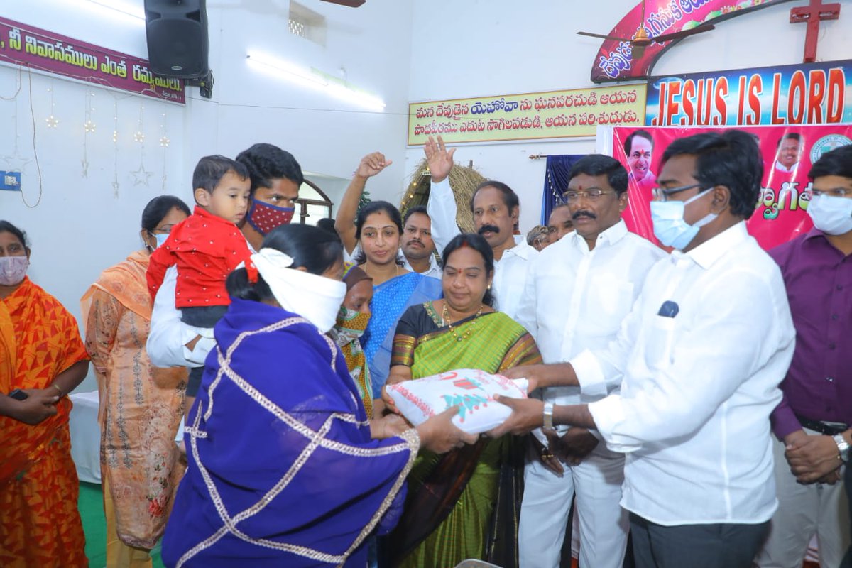 puvvada_ajay's tweet photo. క్రిస్మస్ పండుగను పురస్కరించుకుని తెలంగాణ రాష్ట్ర ప్రభుత్వం పేద క్రైస్తవులకు అందిస్తున్న దుస్తులను @MC_Khammam, 53వ డివిజన్ లోని సహకార నగర్ చర్చ్ నందు #MayorKMC, @Collector_KMM తో కలిసి ఉచిత దుస్తులు పంపిణీ చేయడమైంది(1/2). @TelanganaCMO @MinisterKTR @KTRTRS https://t.co/oEa3Odcb94