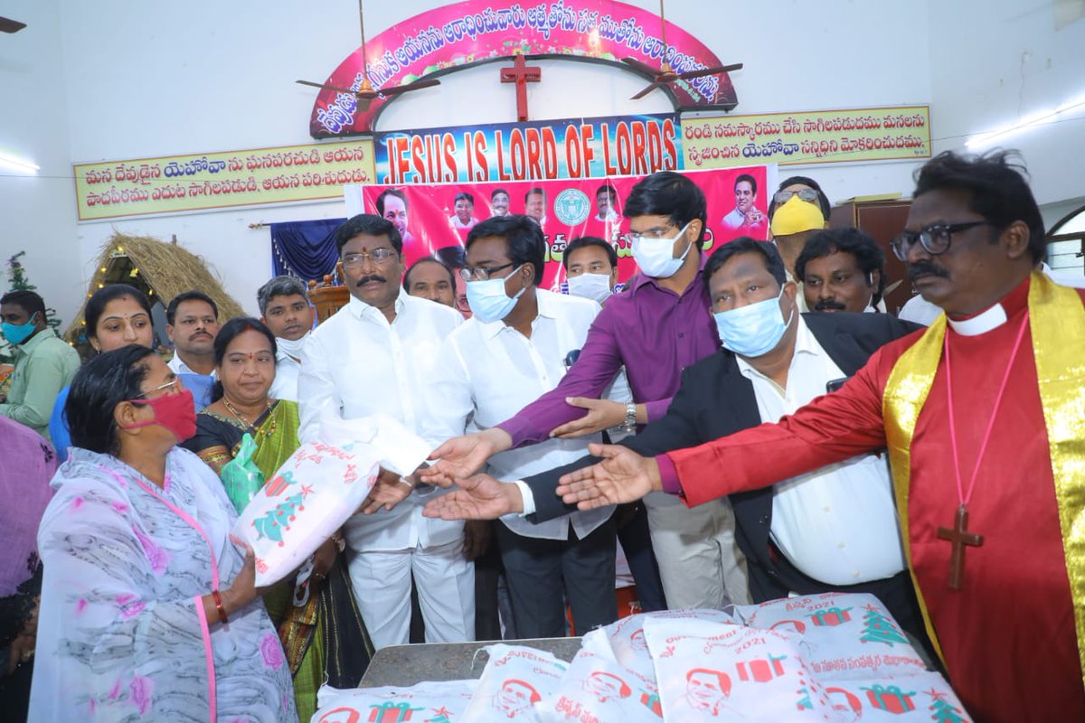 puvvada_ajay's tweet photo. క్రిస్మస్ పండుగను పురస్కరించుకుని తెలంగాణ రాష్ట్ర ప్రభుత్వం పేద క్రైస్తవులకు అందిస్తున్న దుస్తులను @MC_Khammam, 53వ డివిజన్ లోని సహకార నగర్ చర్చ్ నందు #MayorKMC, @Collector_KMM తో కలిసి ఉచిత దుస్తులు పంపిణీ చేయడమైంది(1/2). @TelanganaCMO @MinisterKTR @KTRTRS https://t.co/oEa3Odcb94