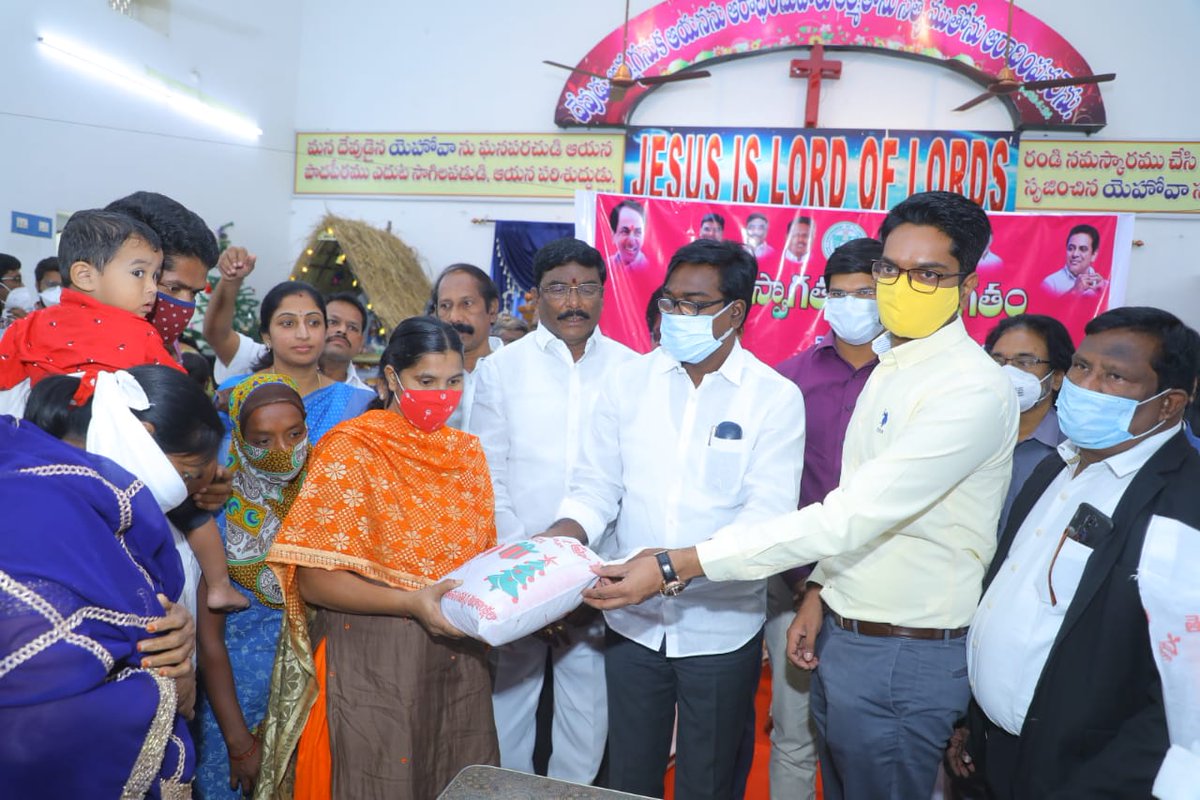 puvvada_ajay's tweet photo. క్రిస్మస్ పండుగను పురస్కరించుకుని తెలంగాణ రాష్ట్ర ప్రభుత్వం పేద క్రైస్తవులకు అందిస్తున్న దుస్తులను @MC_Khammam, 53వ డివిజన్ లోని సహకార నగర్ చర్చ్ నందు #MayorKMC, @Collector_KMM తో కలిసి ఉచిత దుస్తులు పంపిణీ చేయడమైంది(1/2). @TelanganaCMO @MinisterKTR @KTRTRS https://t.co/oEa3Odcb94