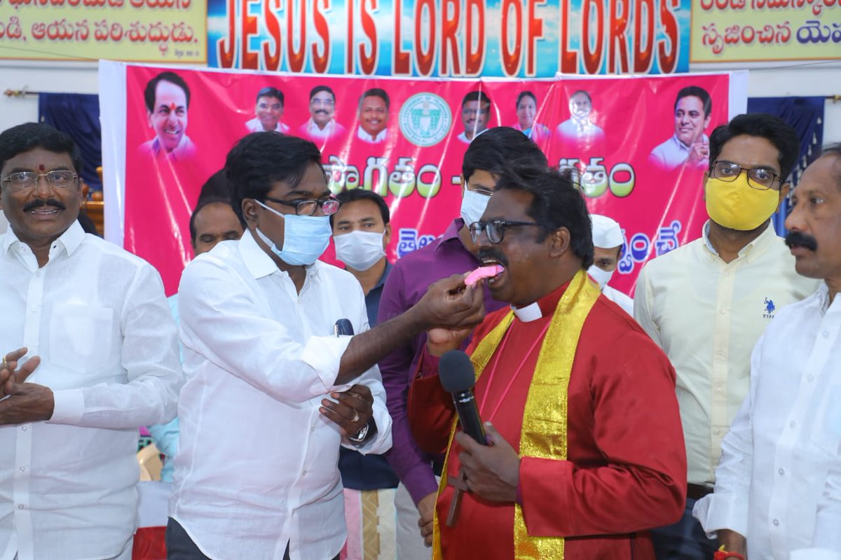 puvvada_ajay's tweet photo. క్రిస్మస్ పండుగను పురస్కరించుకుని తెలంగాణ రాష్ట్ర ప్రభుత్వం పేద క్రైస్తవులకు అందిస్తున్న దుస్తులను @MC_Khammam నగరం 53వ డివిజన్ లోని సహకార నగర్ చర్చ్ నందు #MayorKMC, @Collector_KMM తో కలిసి ఉచిత దుస్తులు పంపిణీ చేయడమైంది(2/2). @TelanganaCMO @MinisterKTR @KTRTRS https://t.co/CBZWxGdo0d