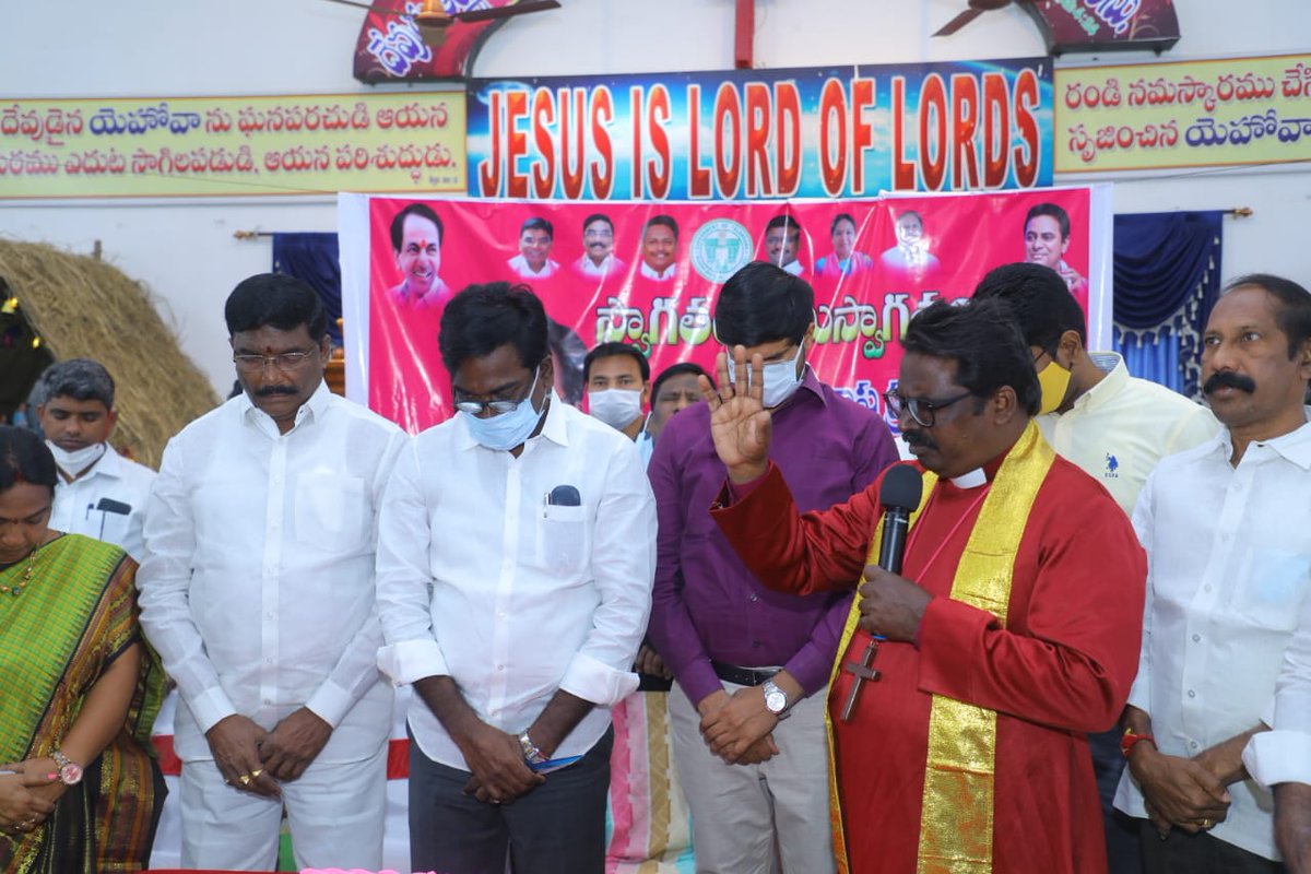puvvada_ajay's tweet photo. క్రిస్మస్ పండుగను పురస్కరించుకుని తెలంగాణ రాష్ట్ర ప్రభుత్వం పేద క్రైస్తవులకు అందిస్తున్న దుస్తులను @MC_Khammam నగరం 53వ డివిజన్ లోని సహకార నగర్ చర్చ్ నందు #MayorKMC, @Collector_KMM తో కలిసి ఉచిత దుస్తులు పంపిణీ చేయడమైంది(2/2). @TelanganaCMO @MinisterKTR @KTRTRS https://t.co/CBZWxGdo0d