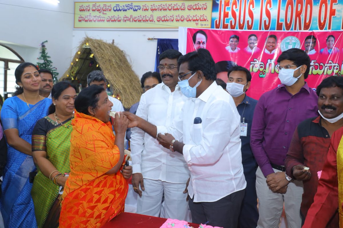 puvvada_ajay's tweet photo. క్రిస్మస్ పండుగను పురస్కరించుకుని తెలంగాణ రాష్ట్ర ప్రభుత్వం పేద క్రైస్తవులకు అందిస్తున్న దుస్తులను @MC_Khammam నగరం 53వ డివిజన్ లోని సహకార నగర్ చర్చ్ నందు #MayorKMC, @Collector_KMM తో కలిసి ఉచిత దుస్తులు పంపిణీ చేయడమైంది(2/2). @TelanganaCMO @MinisterKTR @KTRTRS https://t.co/CBZWxGdo0d
