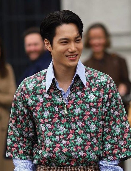 love119zip's tweet photo. fittings, cameras, lights, at ang runway. 

'yan ang naging mundo ni jongin mula nang lumipat siya sa new york.

pero hindi ito ang tahanan niya. ang tahanan niya ay nasa korea, ang kaniyang mga kaibigan, at si kyungsoo. 

uuwi na siya, may babalikan pa ba siya?

isang kaisoo au. https://t.co/N8DAZtV9sS