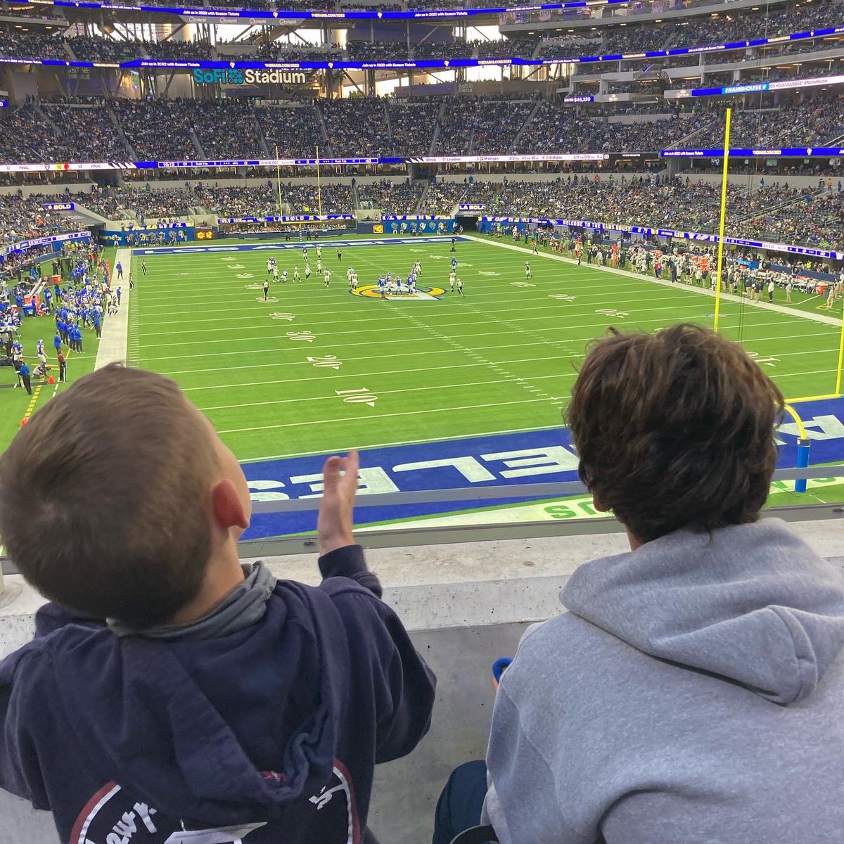Coach_JLove's tweet photo. Fun night with the family! 

Watched @Coach_Carbs &amp; the @RamsNFL grind out a victory in @SoFiStadium. And got to see the great @GLindheim (Head Coach @FBWarriorsECC). 

#HustlersSpirit 
#FootballFamily #SolidNight https://t.co/e6ncT5yeMX