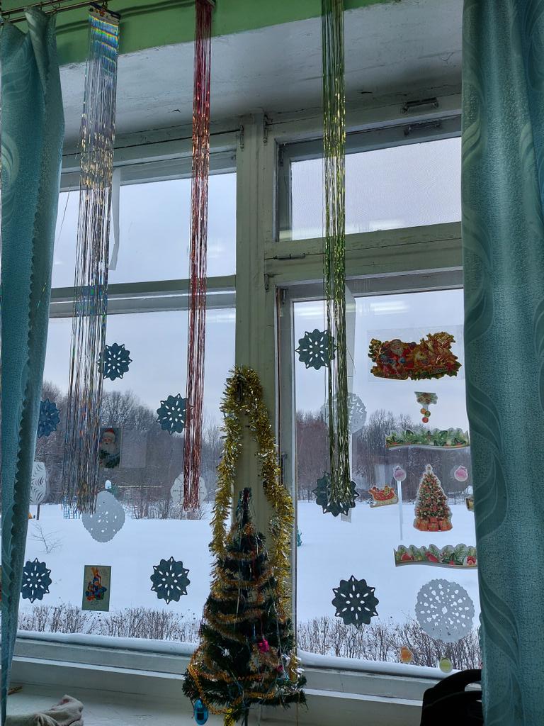 Wiktor2177's tweet photo. Участвуем в акции #Новогодниеокна
Учащиеся школы украсили окна своих классов к Новому году https://t.co/uY8DkHnVfk