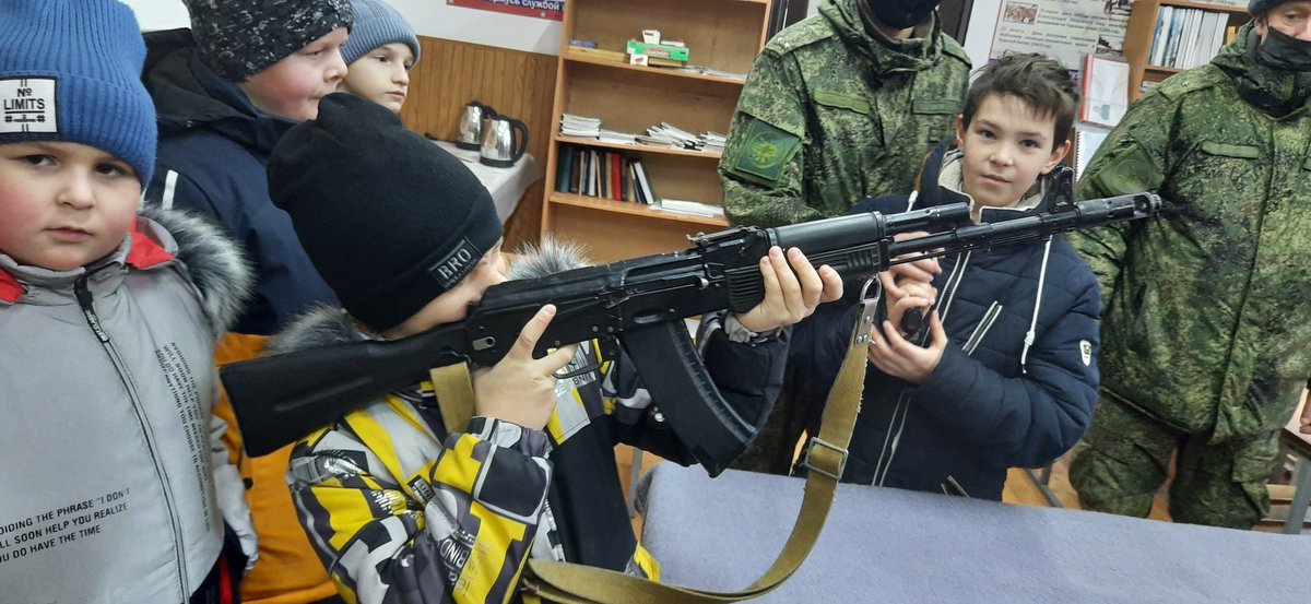 qumAqHHoVtxO2gJ's tweet photo. В рамках патриотического воспитания обучающиеся ГБОУ СОШ с.Бобровка посетили экскурсию в воинской части 278-19, познакомились с военной техникой и оружием https://t.co/wBNksTmUJ6