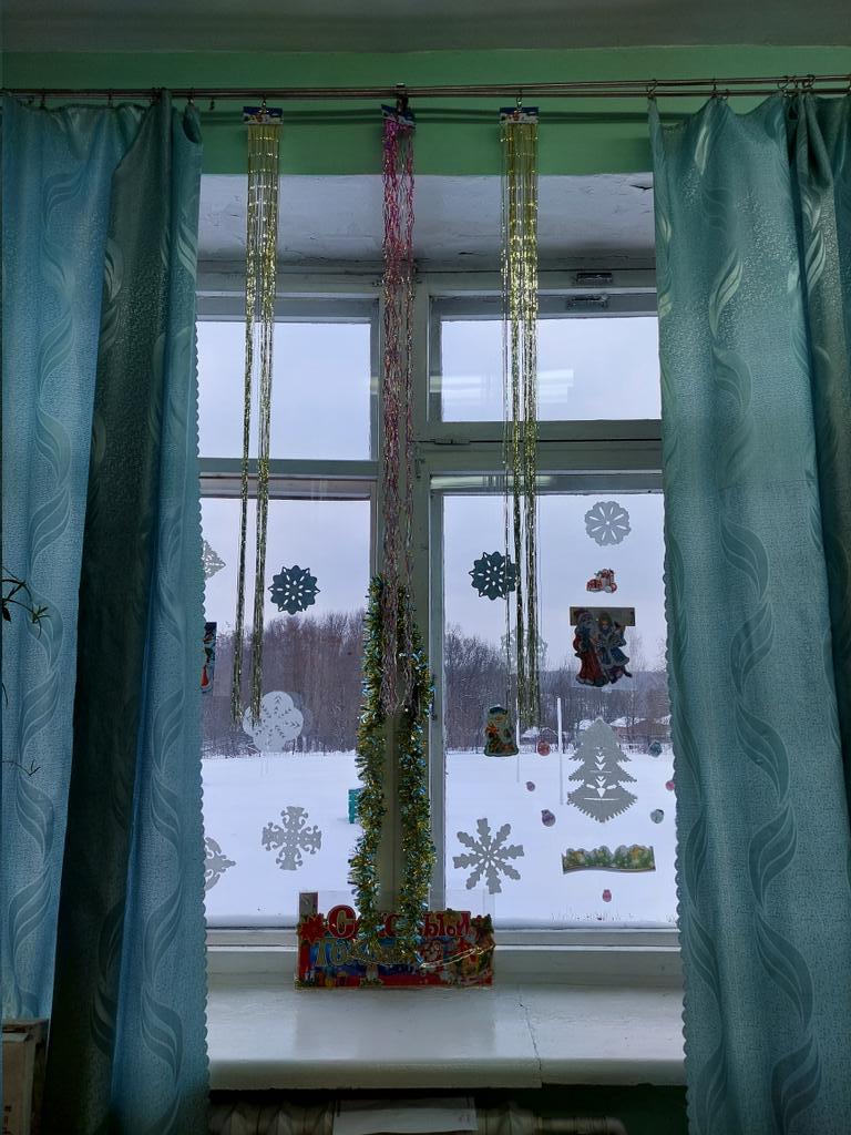 Wiktor2177's tweet photo. Участвуем в акции #Новогодниеокна
Учащиеся школы украсили окна своих классов к Новому году https://t.co/uY8DkHnVfk