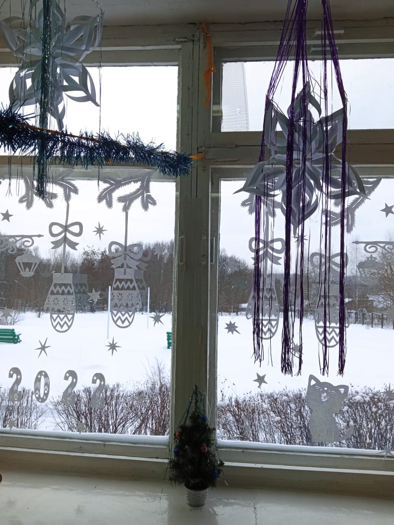 Wiktor2177's tweet photo. Участвуем в акции #Новогодниеокна
Учащиеся школы украсили окна своих классов к Новому году https://t.co/TFO7AfNrpw