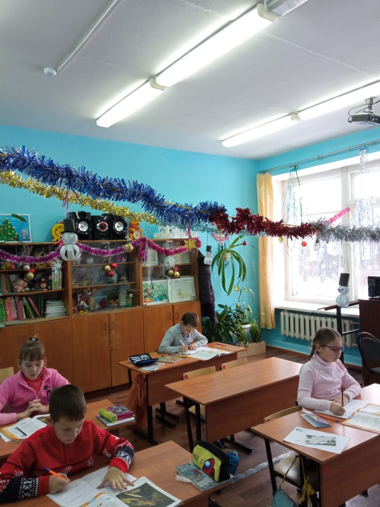 Участвуем в акции #Новогодниеокна
Учащиеся школы украсили окна своих классов к Новому году