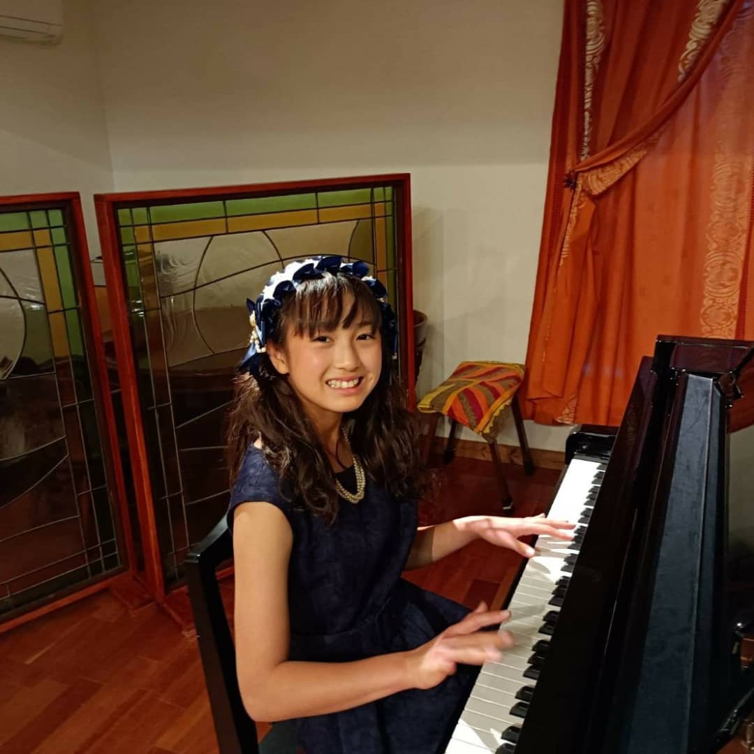 つつみ さくら 週末にピアノ発表会がありました ベートーベンになりきって 運命 を弾くために 巻き髪を増やしてもらいました ベートーベンなのか赤ちゃんなのかわからなくなっちゃったけど その気になって なんとか弾けました ピアノ発表